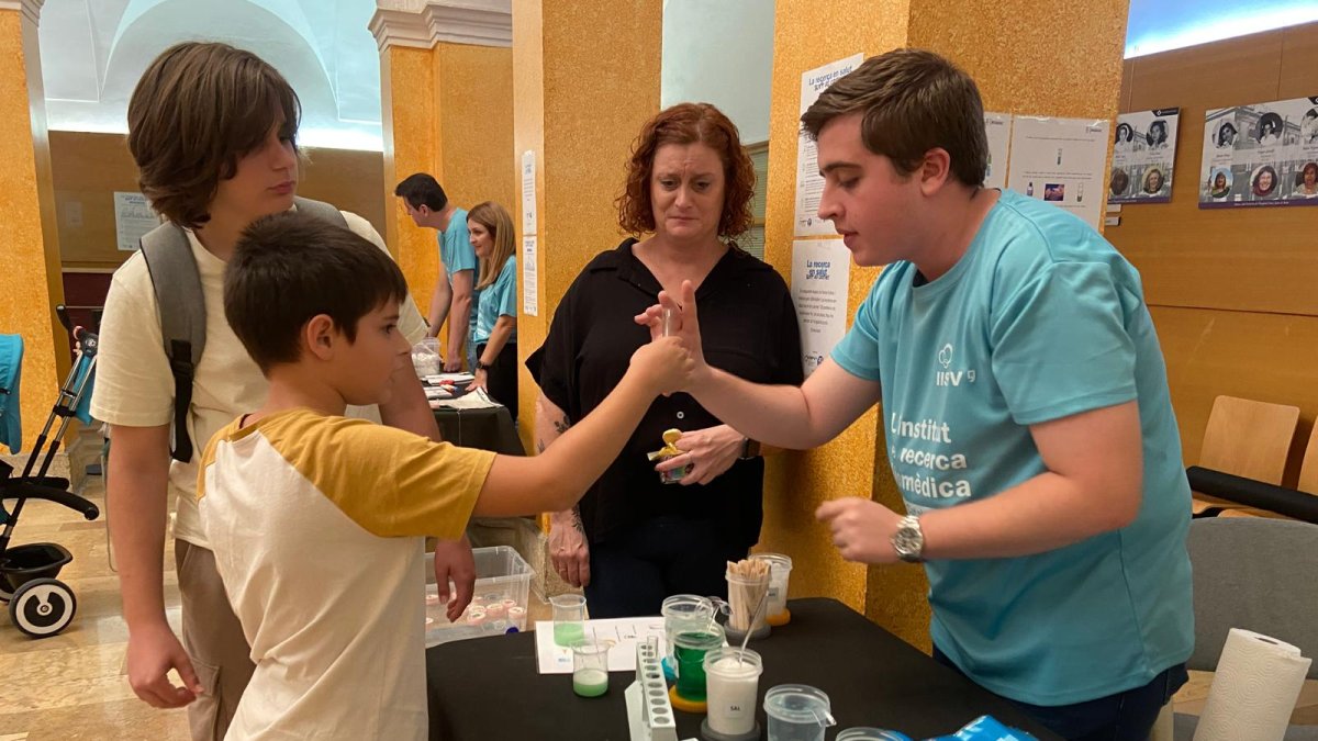 Investigadors de l'Institut, amb la canalla.