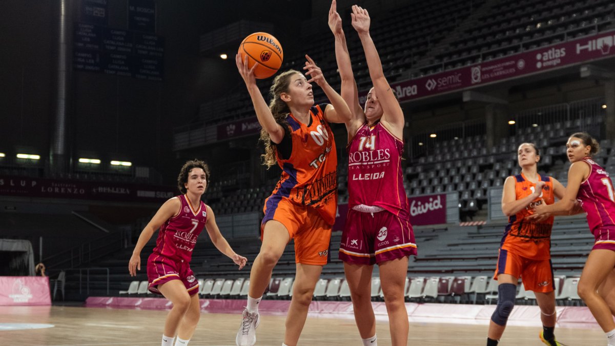 Alba Farell busca el lanzamiento a canasta ante el Lleida.