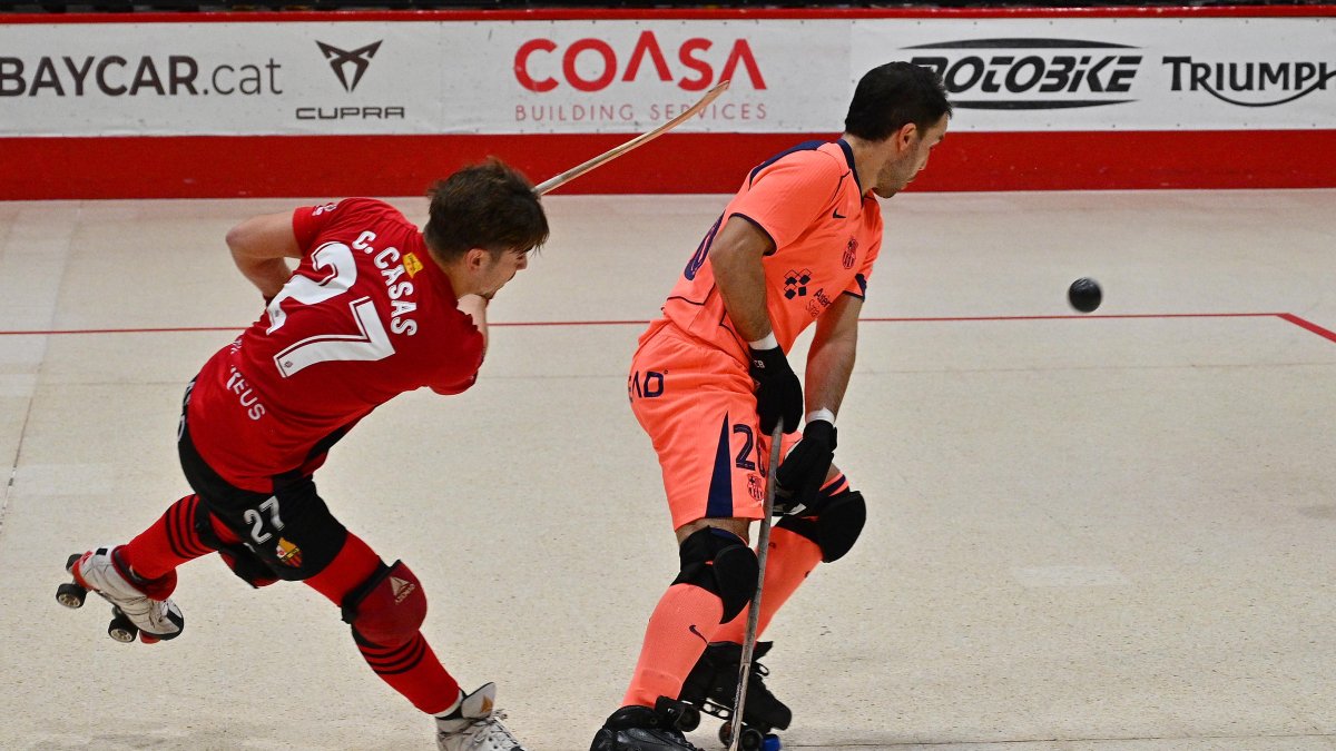 Carles Casas busca el remate ante la oposición de Sergi Aragonès.