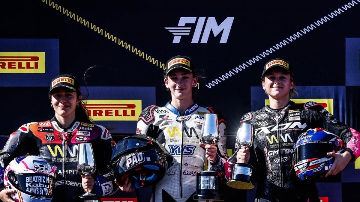 Paola Ramos,en el centro del podio, tras ganar la carrera de Jerez.
