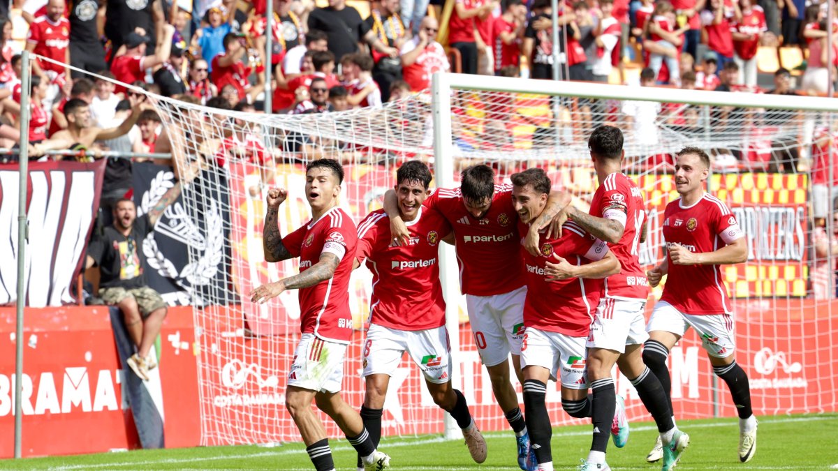 Los jugadores del Nàstic celebran el segundo gol ante el Tarazona.