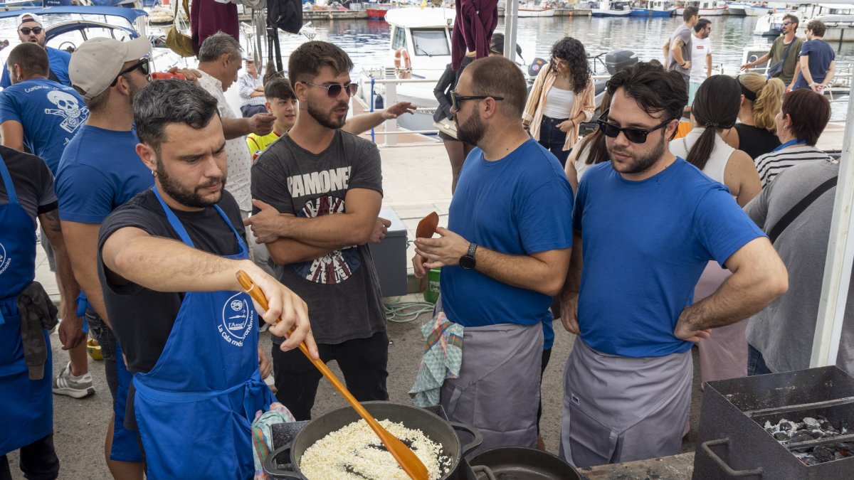 Participants preparant el tradicional arrossejat