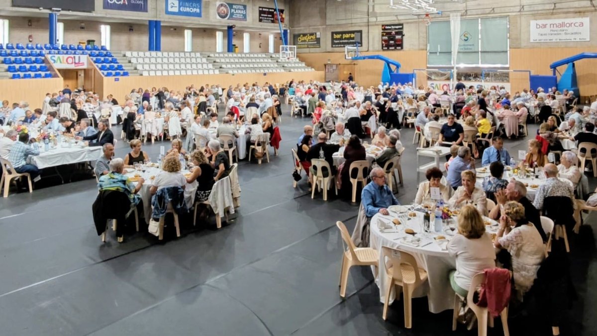 Més de 350 personas al dinar de la gent gran de Salou