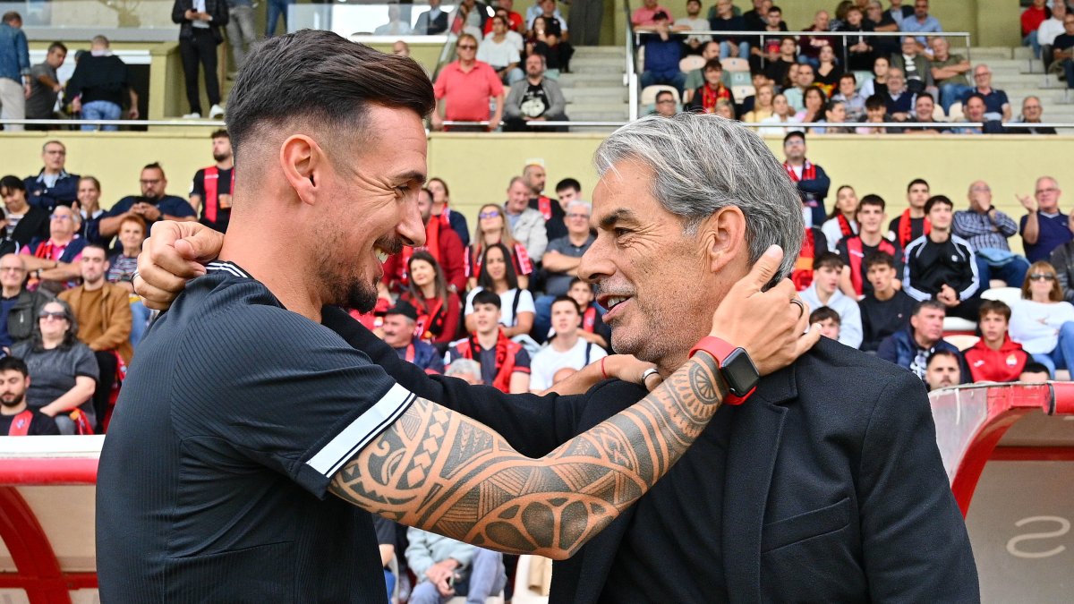 Marc Carrasco y Natxo González se saludan antes del inicio del partido.