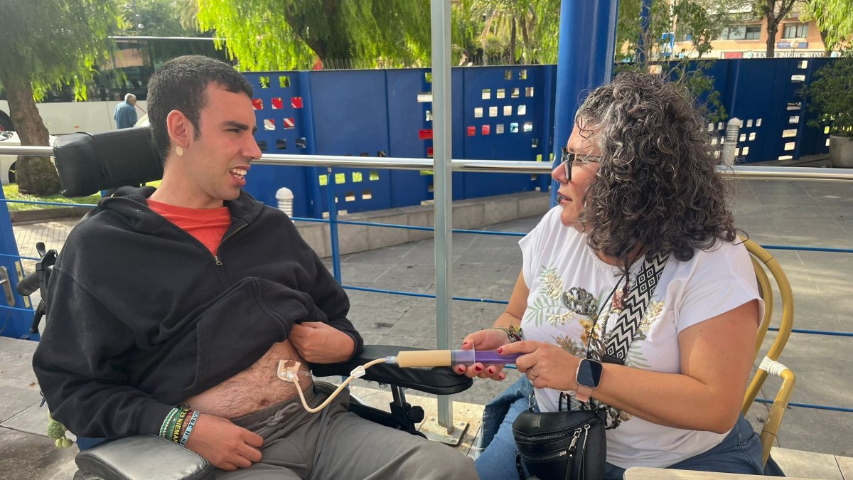 Javier Galera, junto a su madre.