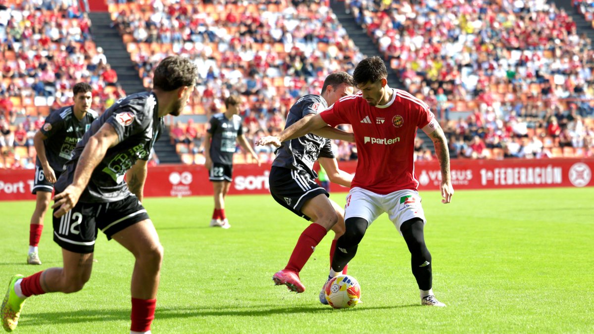 Álex Jiménez en el duelo ante el Tarazona.
