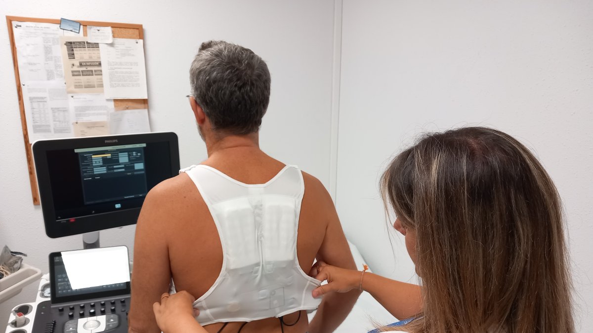 El chaleco detecta alteraciones peligrosas en el ritmo cardíaco y, si es necesario, administrar una descarga eléctrica con el objetivo de salvar la vida del paciente