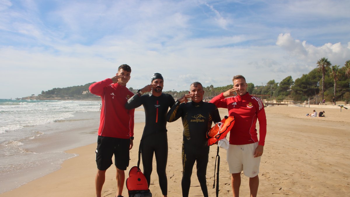 David Alba (Nàstic), los nadadores Miguel Caro y Jordi Cervera y Sergio Camus (Nàstic), en l’Arrabassada, haciendo el gesto de Pels Valents.