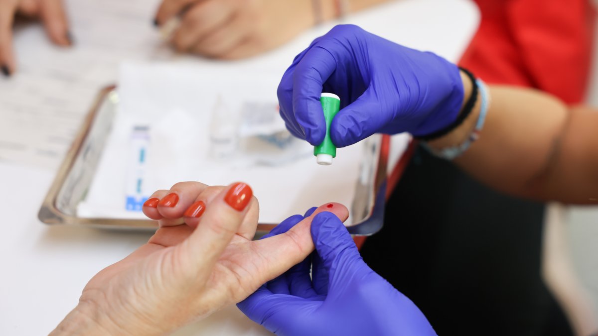 La prueba consiste en un sencillo test que se realiza con una gota de sangre del dedo.