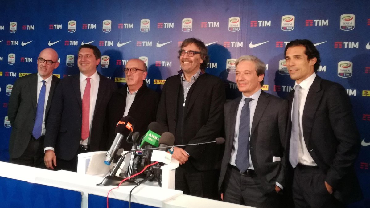 Tatxo Benet (en el centro) y Jaume Roures (a su derecha) tras la firma del acuerdo entre Mediapro y la Serie A italiana en 2018