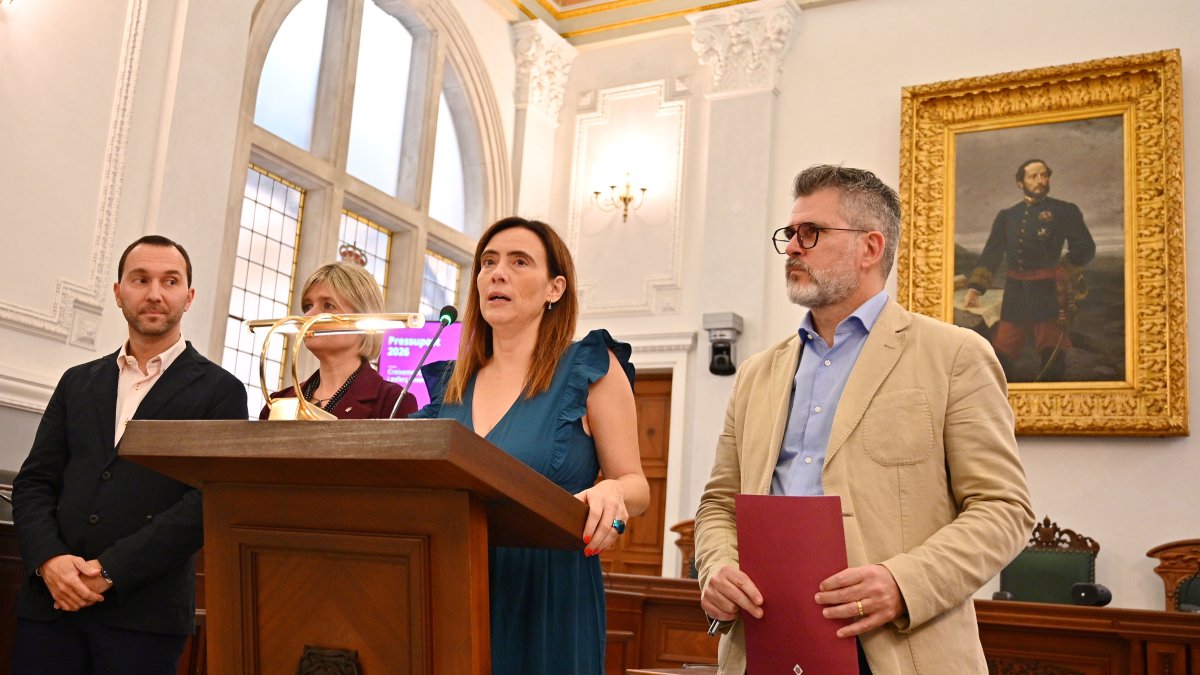 El tripartito de Reus, custiodiado por el retrato del General Prim.