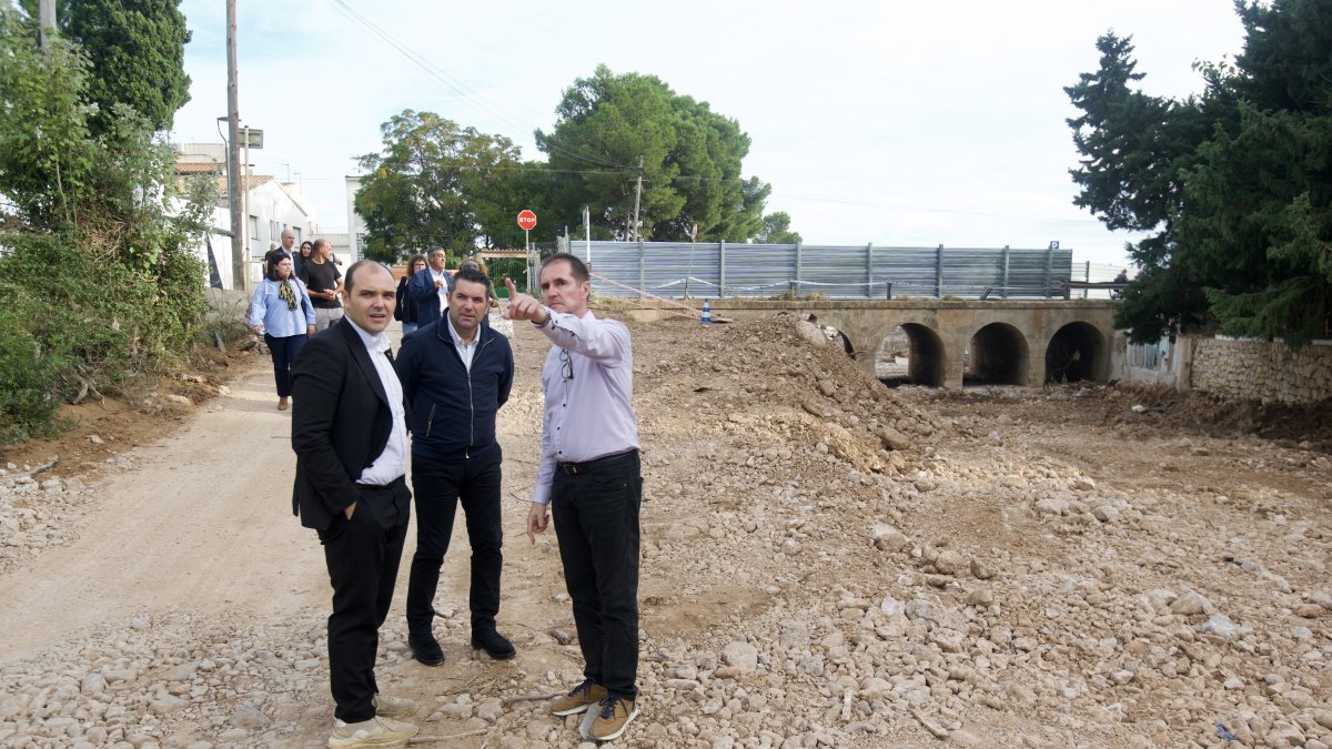 El conseller Albert Dalmau visitant de nou els treballs al barranc del Suís, a la Ràpita, aquest dimarts ​