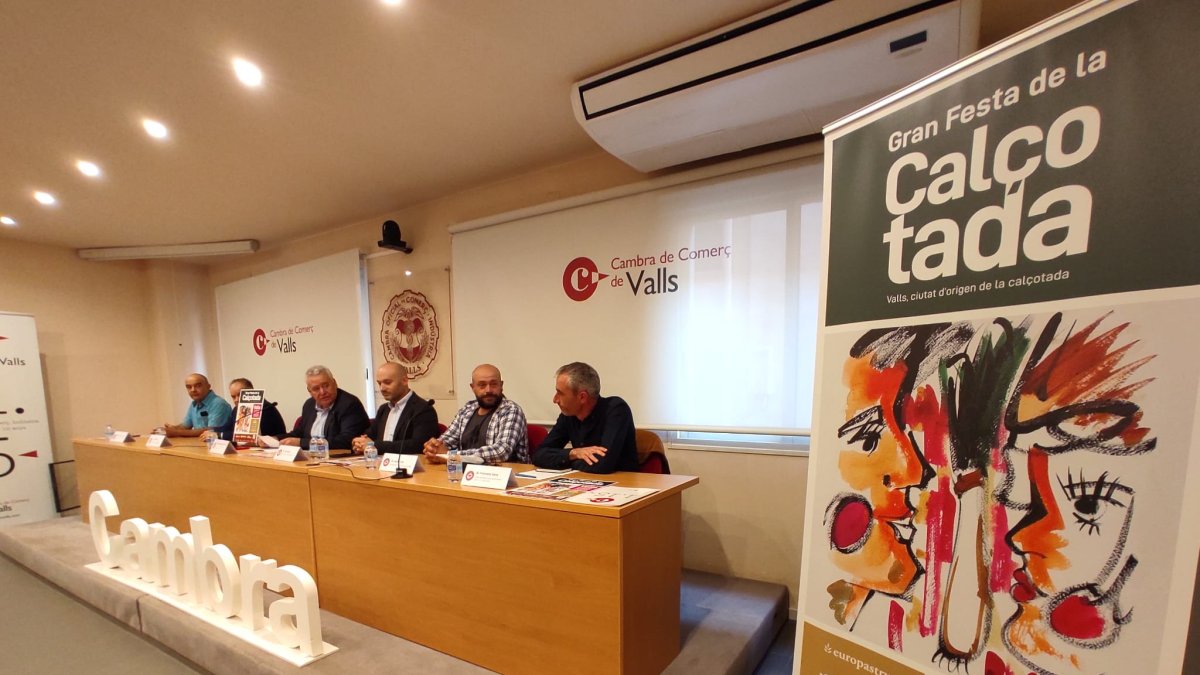 EL cartell de la 44a Gran Festa de la Calçotada s'ha presentat aquest dimarts, 21 d'octubre, a la Cambra de Comerç de Valls.