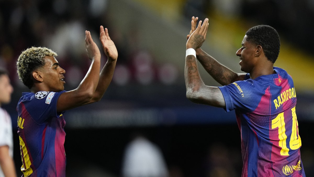 El delantero del Barcelona Marcus Rashford (d) celebra con Lamine Yamal tras marcar un gol ante el Olympiakos en Champions.