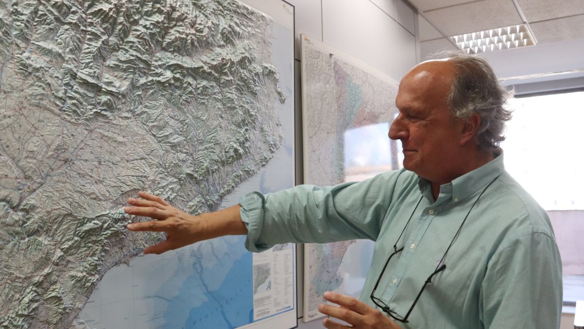 El secretari de Transició Ecològica, Jordi Sargatal, mostra les muntanyes de Prades en un mapa topogràfic en relleu, al Departament de Territori, a Barcelona