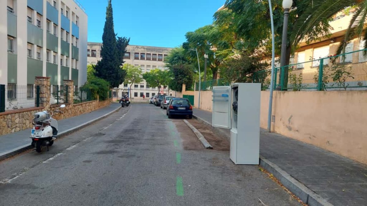 Se han trasladado los contenedores de esta calle ante la imposibilidad de la recogida de la basura por las obras de la avenida Andorra