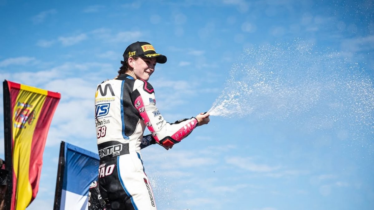 Paola Ramos, descorchando el cava en el podio de Jerez para celebrar su victoria.
