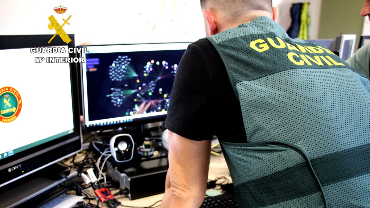 Imagen de un miembro de la Guardia Civil que investiga a los ciberdelincuentes