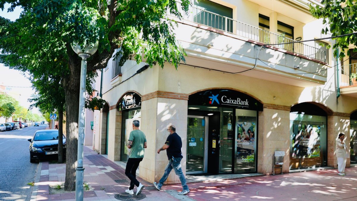 La entidad bancaria está en la entrada del municipio entrando desde Riudoms. Se encuentra en la avenida Sant Jordi.