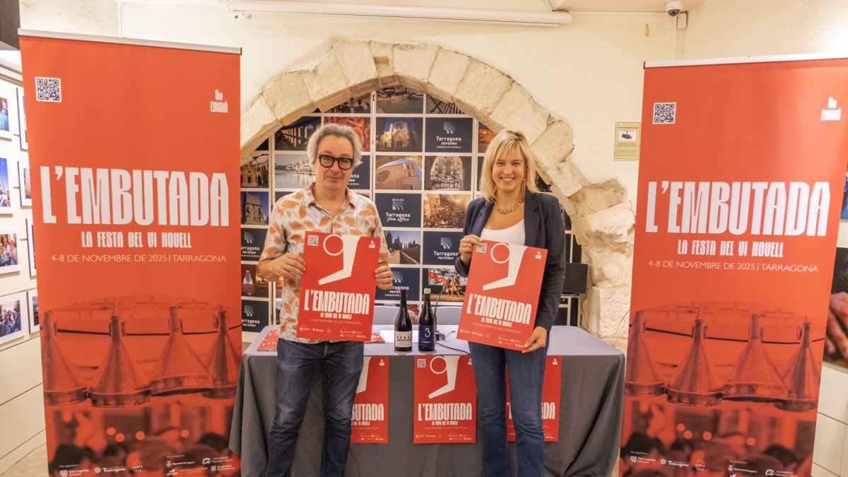 Berna Ríos, president de l’Associació Santa Teca i la consellera de Turisme, Promoció Econòmica i Comerç, Montse Adan.