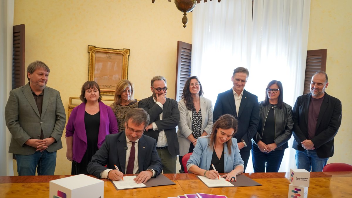 Conseller i alcaldessa han formalitzat l'ashesió al Pla aquest dijous.