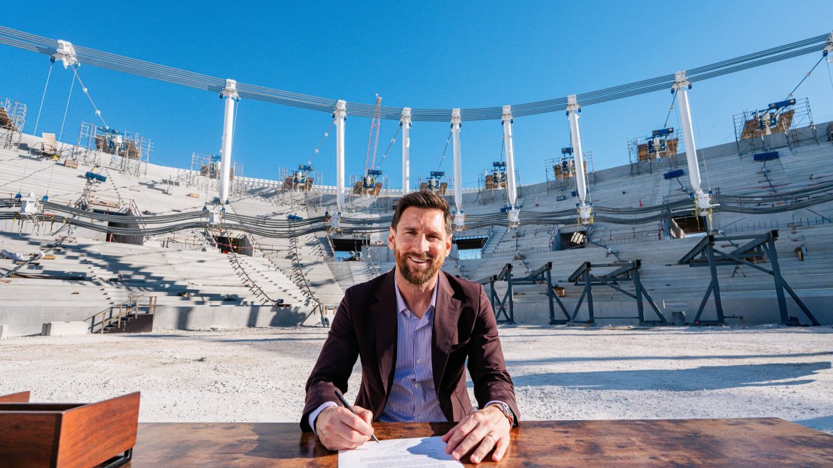 El jugador argentino Lionel Messi firmando su renovación con el equipo en el centro del Freedom Park.