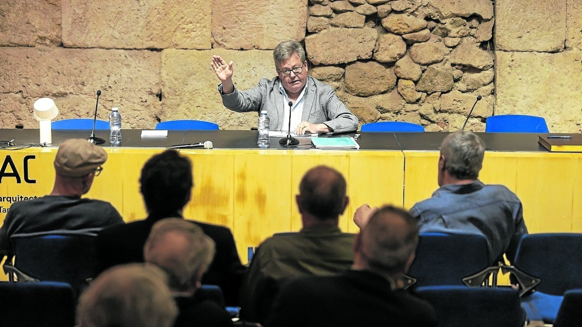 Ramon Garcia-Bragado explicó el Pla 50.000 en la sede del Col·legi d’Arquitectes de Tarragona.