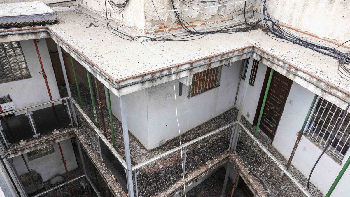 El edificio del Rancho Grande cuenta con cuatro plantas y 32 pisos y está ubicado en el número 2-4 de la calle Sant Andreu.