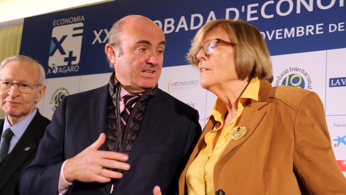 Anna Balletbò, junto al entonces ministro de Economía, Luis de Guindos.
