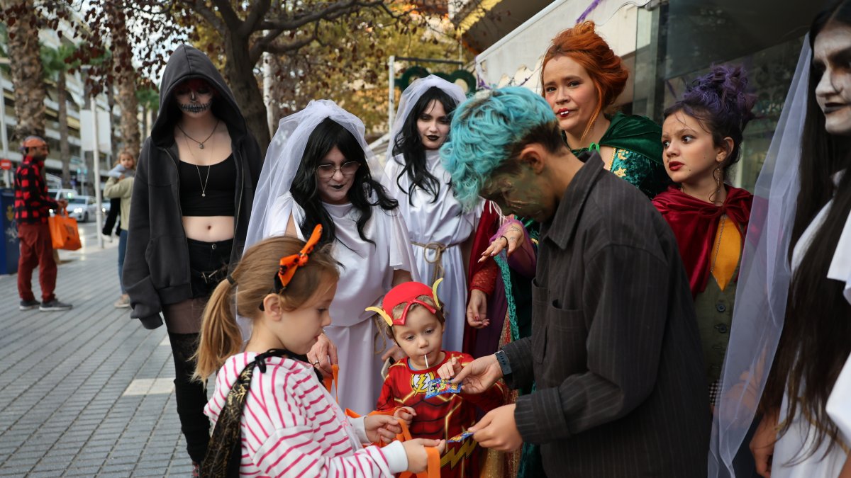 Unos niños recogiendo su recompensa en una tienda de la calle Ciutat de Reus.