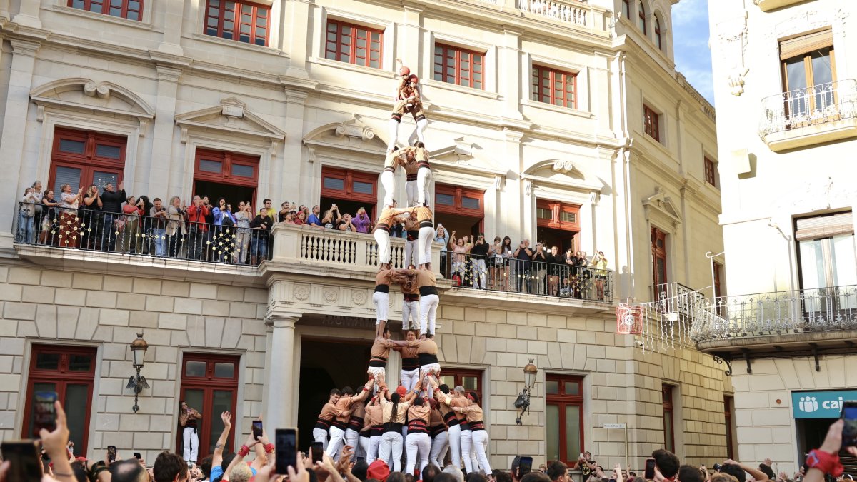 Els Xiquets de Reus han tornat a fer el 3de9f a la plaça del Mercadal a l'última diada de la temporada.