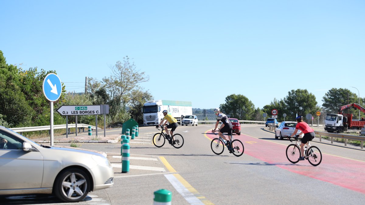 EL cruce de entrada a les Borges del Camp desde la N-420 ha estado un reclamo histórico por el gran nombre de accidentes que acumula.