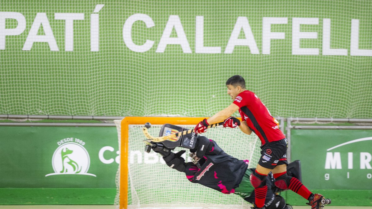 Oruste intenta superar a Martí Serra en el derbi.