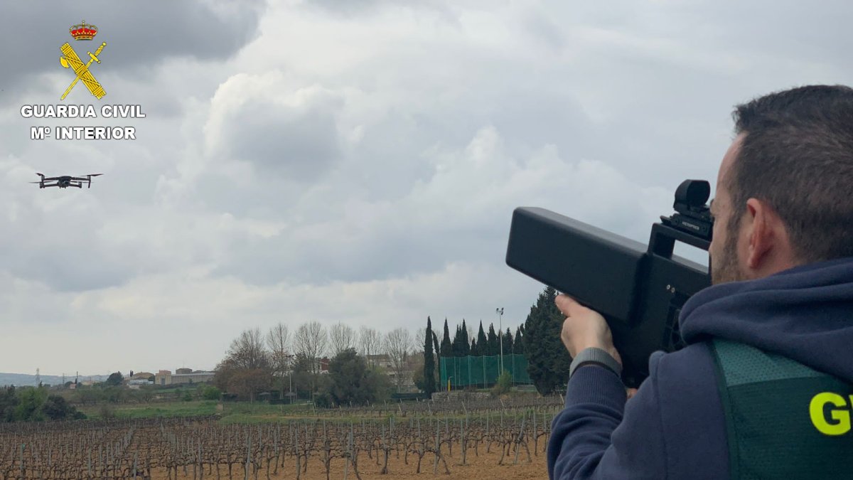 Un agente de la Benemérita neutralizando un dron.