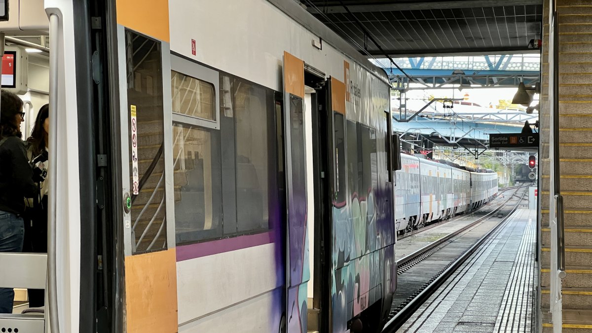 Trens aturats a l'estació de Vic abans de la represa del servei