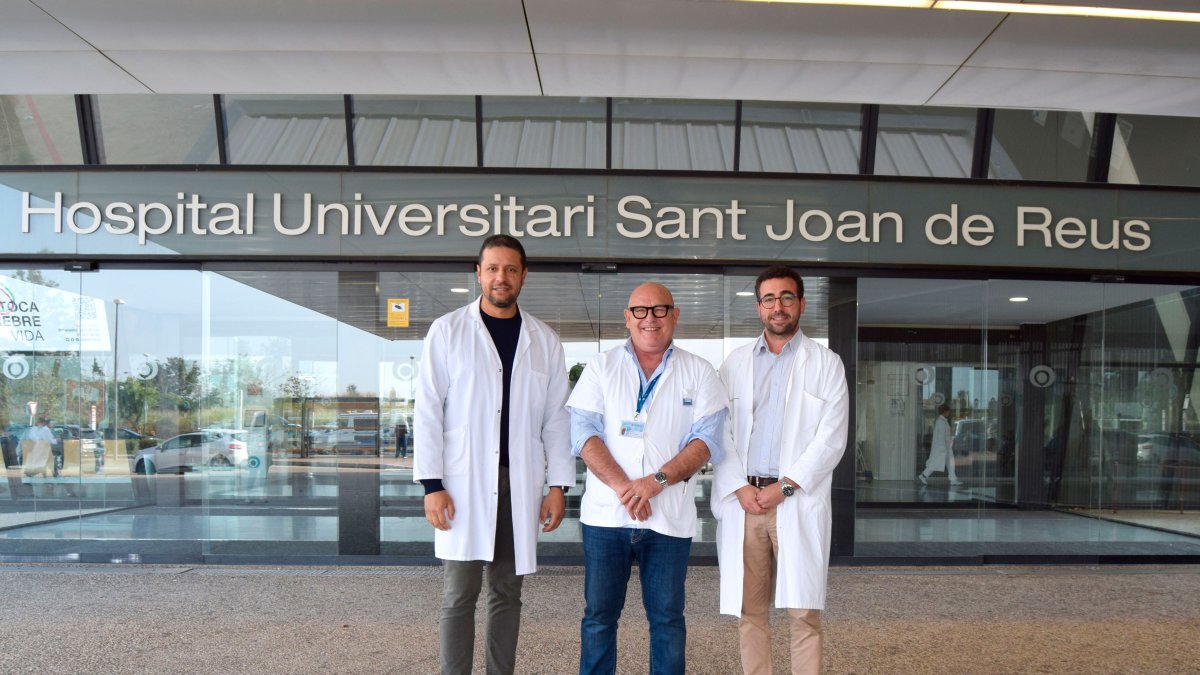 D'esquerra a dreta Dr. Santiago Castañeda (metge  unitat d'espatlla), Dr. Eugenio García (director del Servei de Cirurgia Ortopèdica i Traumatologia) i Dr. Albert Ferrando (metge unitat d'espatlla)