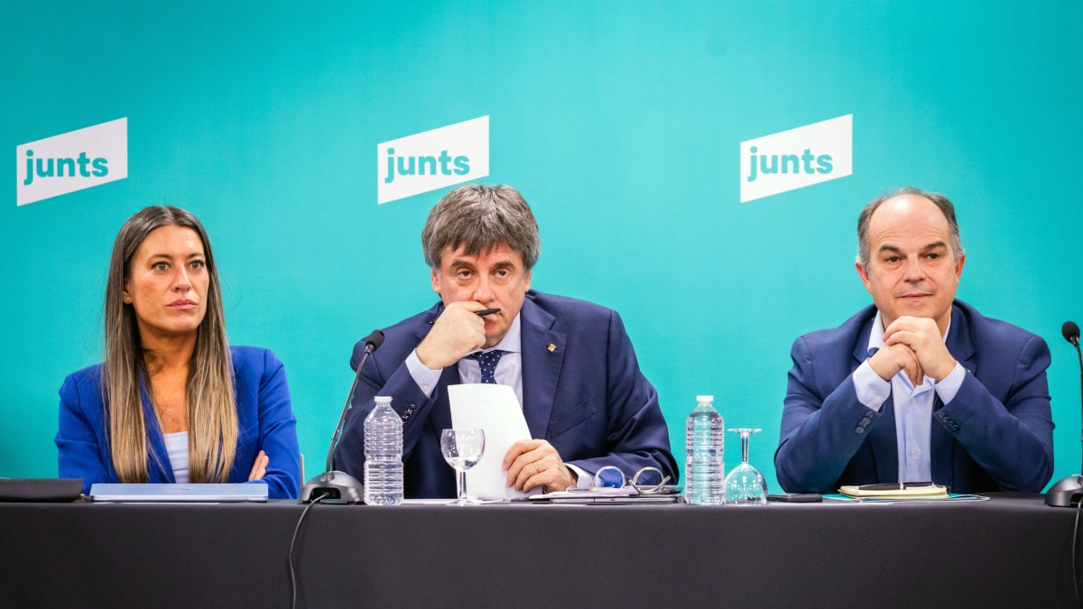 El presidente de JxCat, Carles Puigdemont (c), junto al secretario general, Jordi Turull (d), y la vicepresidenta, Míriam Nogueras (i)