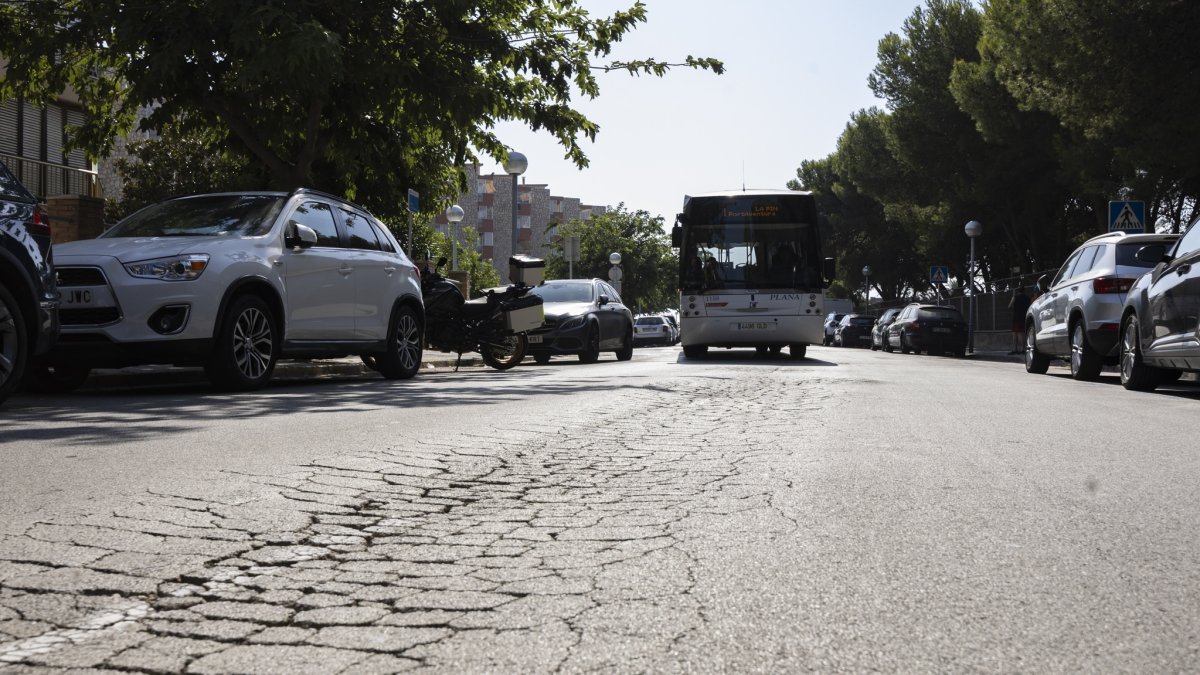 Estado de la calzada en la calle Hipòlit Lázaro de La Pineda.