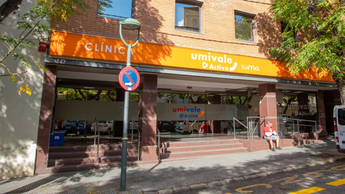 La clínica Umivale Activa Mutua está ubicada en la calle de Pin i Soler, en el centro de Tarragona.