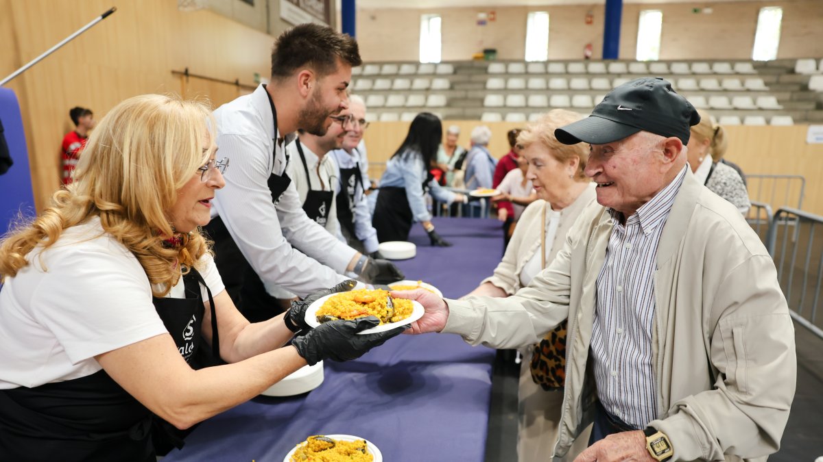 La paella popular se ha trasladado al interior del pabellón.