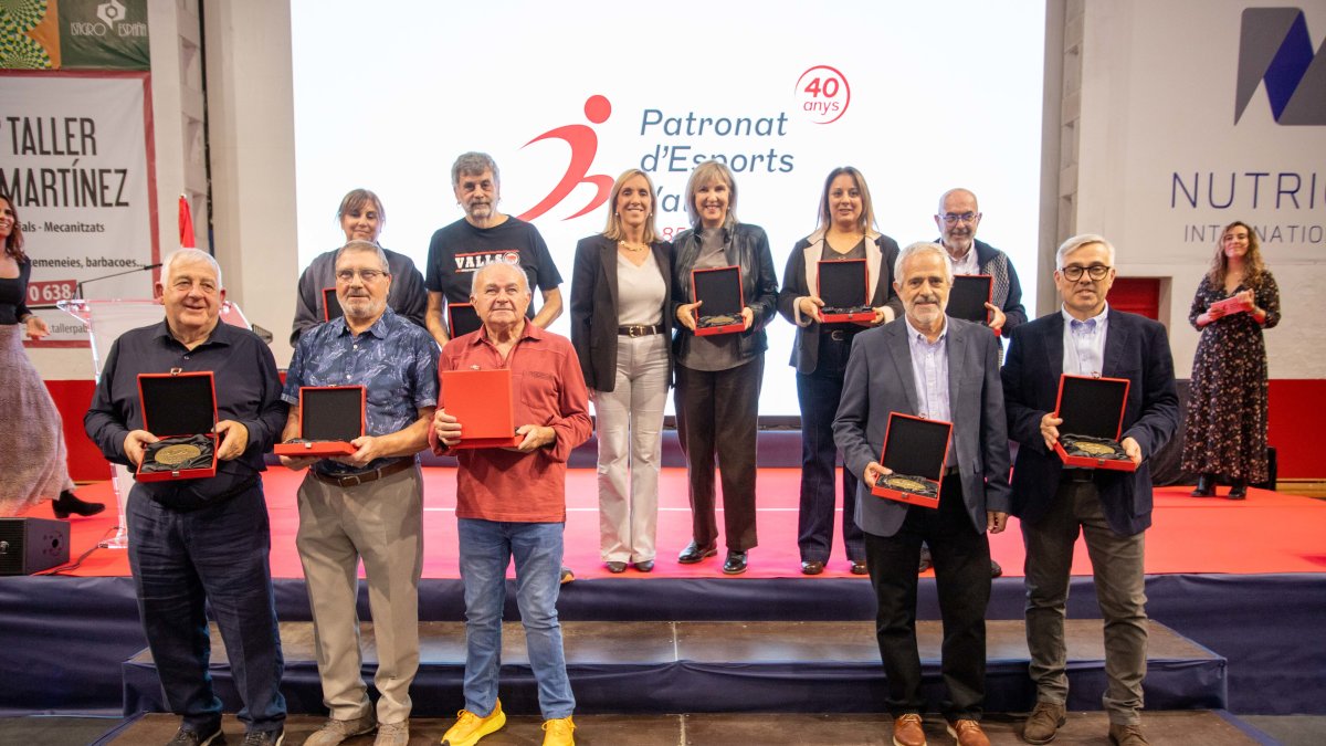 Les 10 persones que han presidit el Patronat Municipal d’Esports, amb l’alcaldessa, Dolors Farré.