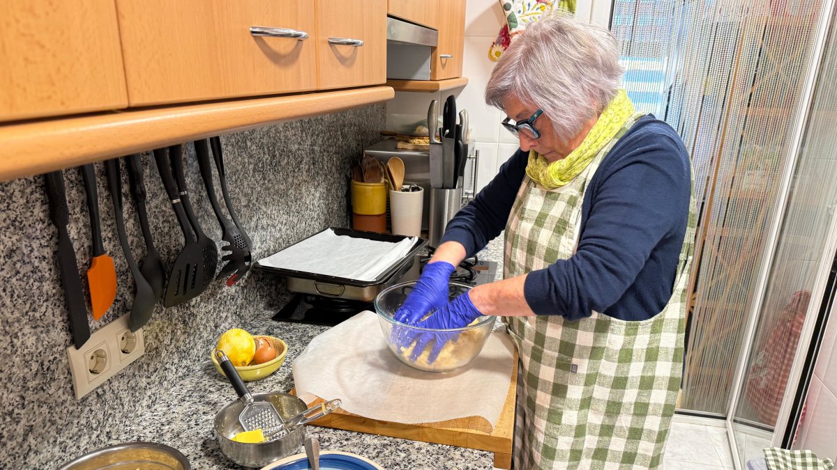 Una dona fent panellets casolans a la Bisbal d'Empordà