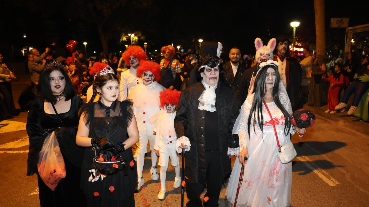 Personajes aterradores desfilaron por Salou este 31 de octubre.