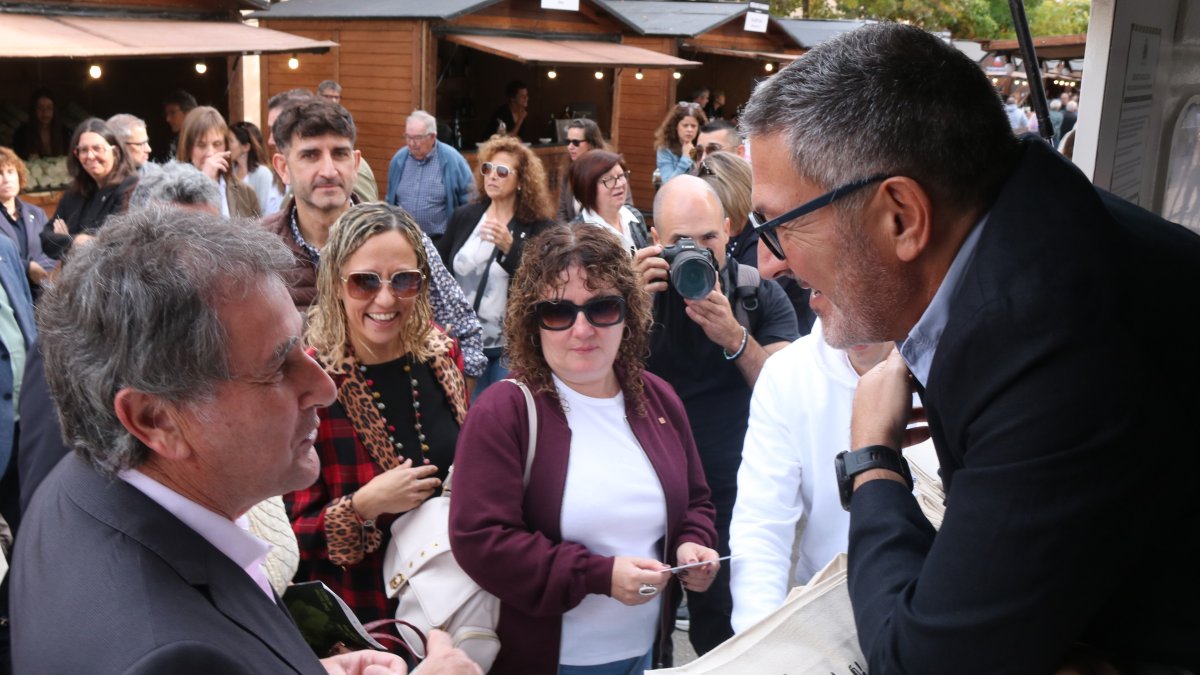 El conseller d'Empresa i Treball, Miquel Sàmper, saludant l'alcalde de Batea, Joaquim Paladella, a la festa del Vi de Gandesa.