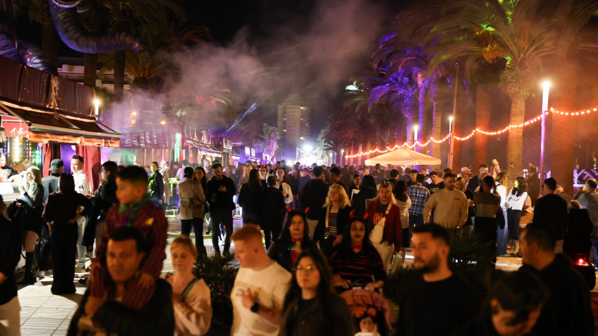 El paseo se llena de público, sobre todo por la noche.