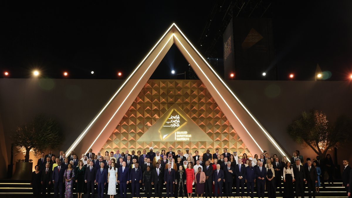 Foto de familia de los jefes de Estado durante la inauguración oficial del Gran Museo Egipcio (GEM), en Giza. Tras 20 años de construcción, el Gran Museo Egipcio, ya está oficialmente abierto.​