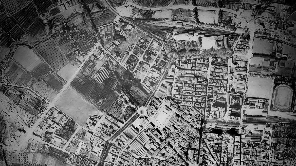 Fotografía aérea del Vuelo Americano de 1956, donde se aprecia la silueta circular que los investigadores sitúan en el solar de la antigua fábrica Pich y Aguilera