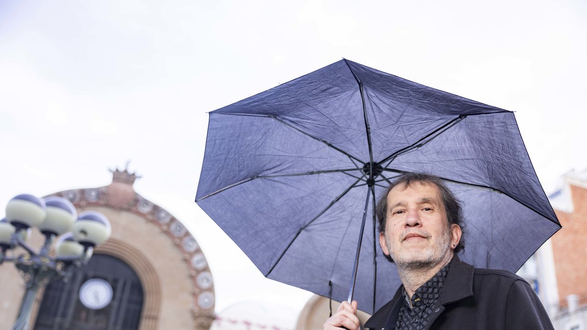 Joan-Lluís Lluís a la plaça Corsini de Tarragona en un dia plujós.