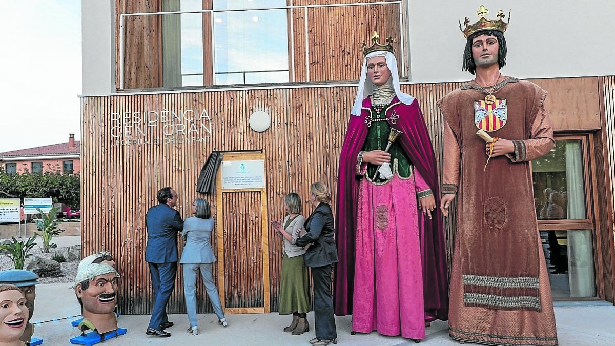 El momento en que el president del Parlament, Josep Rull, descubre la placa en la inauguración