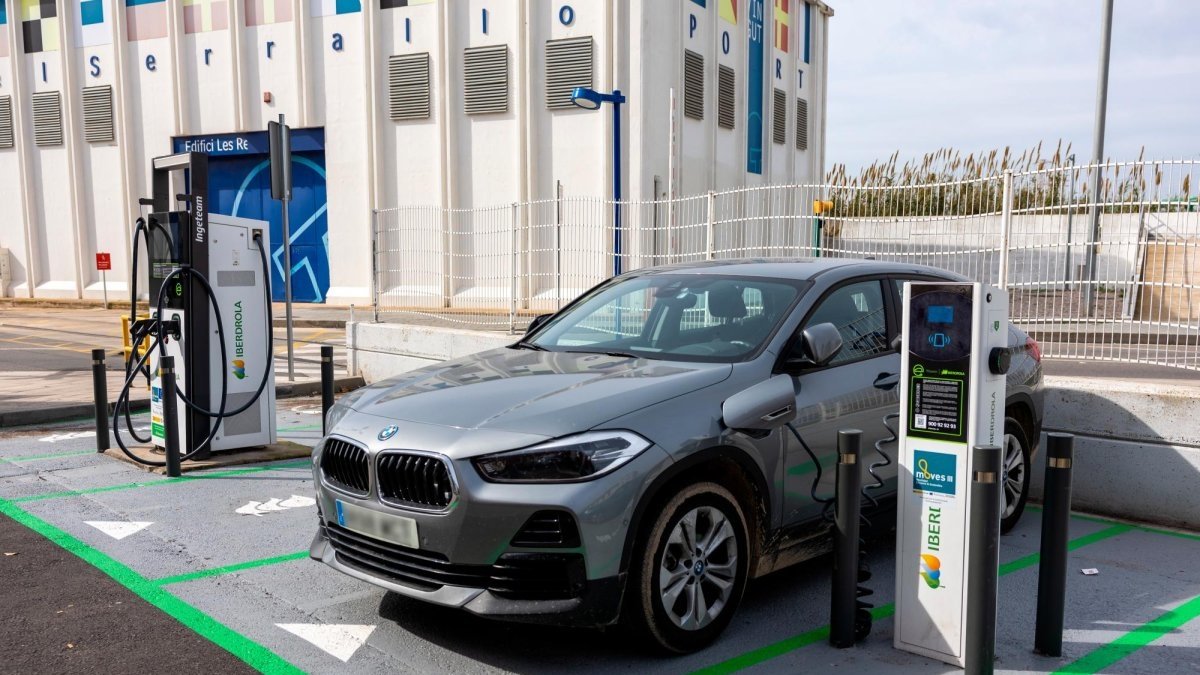 Un coche eléctrico recargando en una estación de Tarragona.